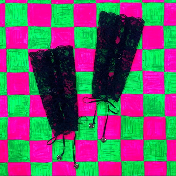 ★ Mimi Holliday Black Lace Gloves ★ - Picture 3 of 4